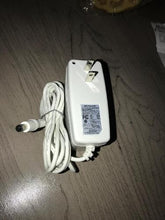 Cargar imagen en el visor de la galería, ELIMINADOR 12V A 3A PUNTA TOSHIBA COLOR BLANCO
